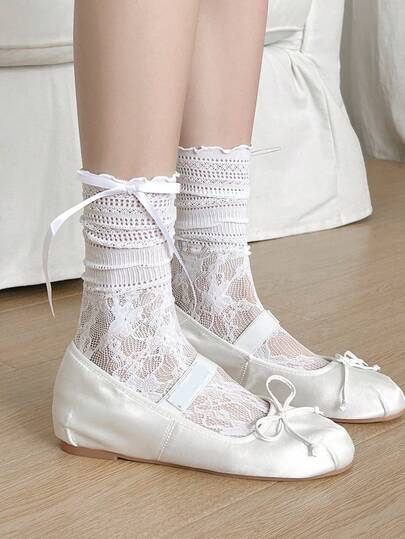 1/3 đôi tất nữ cao đến giữa bắp chân, tất ren mỏng kiểu ba lê có nơ, thích hợp cho mùa xuân/hè, dễ dàng phối hợp với chân váy.