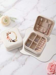 1个花卉图案和鲜艳色彩的首饰盒，是生日和节日的理想礼物。这款粉色字母首饰盒包含从A到Z的每个字母。1个便携式迷你旅行收纳盒，适合存放项链、耳环和首饰——是送给女士的完美礼物，尤其适合情人节。 - Floral Letter 1 - 查看 22