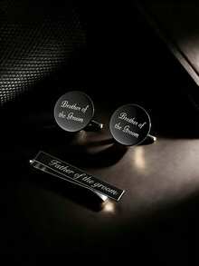 Bộ khuy măng sét và kẹp cà vạt được thiết kế riêng, in tên, dành cho phù rể/chú rể (bao gồm hai khuy măng sét tròn và một kẹp cà vạt), phù hợp với trang phục cưới của nam giới. - Kiểu A - Xem 5