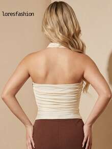 blusa asimetrica elegante de cuello halter cruzado para mujer , confeccionado en licra satinada stretch de alta calidad con textura sedosa, brillo sutil y ajuste perfecto que realza la figura; escote drapeado cruzado con frunces suaves que aportan un toque femenino y sofisticado, complementado con un herraje dorado central que añade distinción y elegancia; diseño con pliegues laterales que estilizan la cintura y crean una silueta armónica; espalda descubierta tipo strapless con acabado limpio - Champán - Ver 3