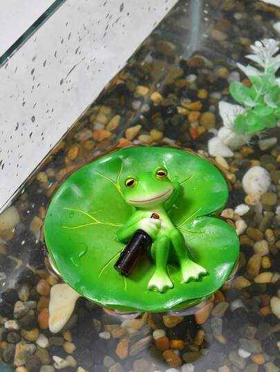 1个树脂青蛙摆件，置于荷叶之上，可爱的漂浮青蛙雕像，适用于池塘、花园、水族箱、泳池装饰，微型动物雕塑摆件，适用于户外露台、庭院、家居花园装饰，是送给青蛙爱好者的完美礼物。