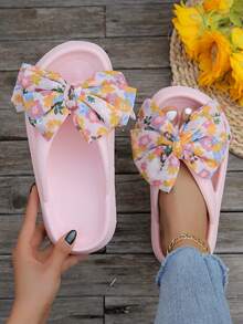 New Summer Women's Slip-On Sandals, Featuring Small Floral Bows And Soft Sole. Comfortable, Casual, Silent EVA Material Flip-Flops. Suitable For Beach, Seaside, Vacation And Travel. Can Be Worn Indoors And Outdoors. Available In Large Size. - 粉紅色(碎花) - 查看 1