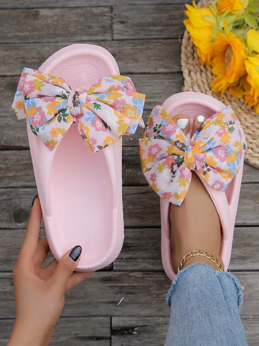 New Summer Women's Slip-On Sandals, Featuring Small Floral Bows And Soft Sole. Comfortable, Casual, Silent EVA Material Flip-Flops. Suitable For Beach, Seaside, Vacation And Travel. Can Be Worn Indoors And Outdoors. Available In Large Size. - 粉紅色(碎花) - 查看 1