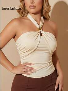 blusa asimetrica elegante de cuello halter cruzado para mujer , confeccionado en licra satinada stretch de alta calidad con textura sedosa, brillo sutil y ajuste perfecto que realza la figura; escote drapeado cruzado con frunces suaves que aportan un toque femenino y sofisticado, complementado con un herraje dorado central que añade distinción y elegancia; diseño con pliegues laterales que estilizan la cintura y crean una silueta armónica; espalda descubierta tipo strapless con acabado limpio - Champán - Ver 7