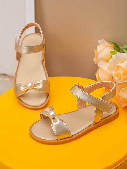 Un par de sandalias de champán para primavera y verano, decoradas con lazos exquisitos, tienen un estilo dulce, que es muy adecuado para combinar con vestidos y otras prendas, y es adecuado para juegos de vacaciones y la vida diaria.
