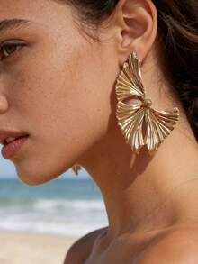 一对优雅时尚不对称银杏叶形扇形金属耳环，采用3D纹理设计，女士金叶纹理吊坠耳环，女士时尚张力个性化耳环，女士夏季海滩波浪耳环，适合派对、晚宴、度假、日常佩戴、送礼 - 金色 - 查看 1