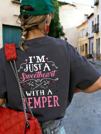 Camiseta de manga corta con cuello redondo y estampado de letras occidentales. Nueva camiseta de manga corta holgada y versátil con estilo casual de vacaciones, con un diseño minimalista y lindo, adecuada para días festivos como el Día de San Valentín, el regreso a clases, el Día del Maestro. Suave, holgada y cómoda, con un estilo de calle de alta gama y de vacaciones holgado y casual.