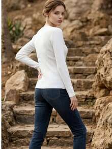 Blusa feminina importada em modal. O tecido é muito macio e confortável. Possui botões nas mangas e é tamanho único, mas tem excelente elasticidade e veste do tamanho36 ao 44. - Branco - Visão 2