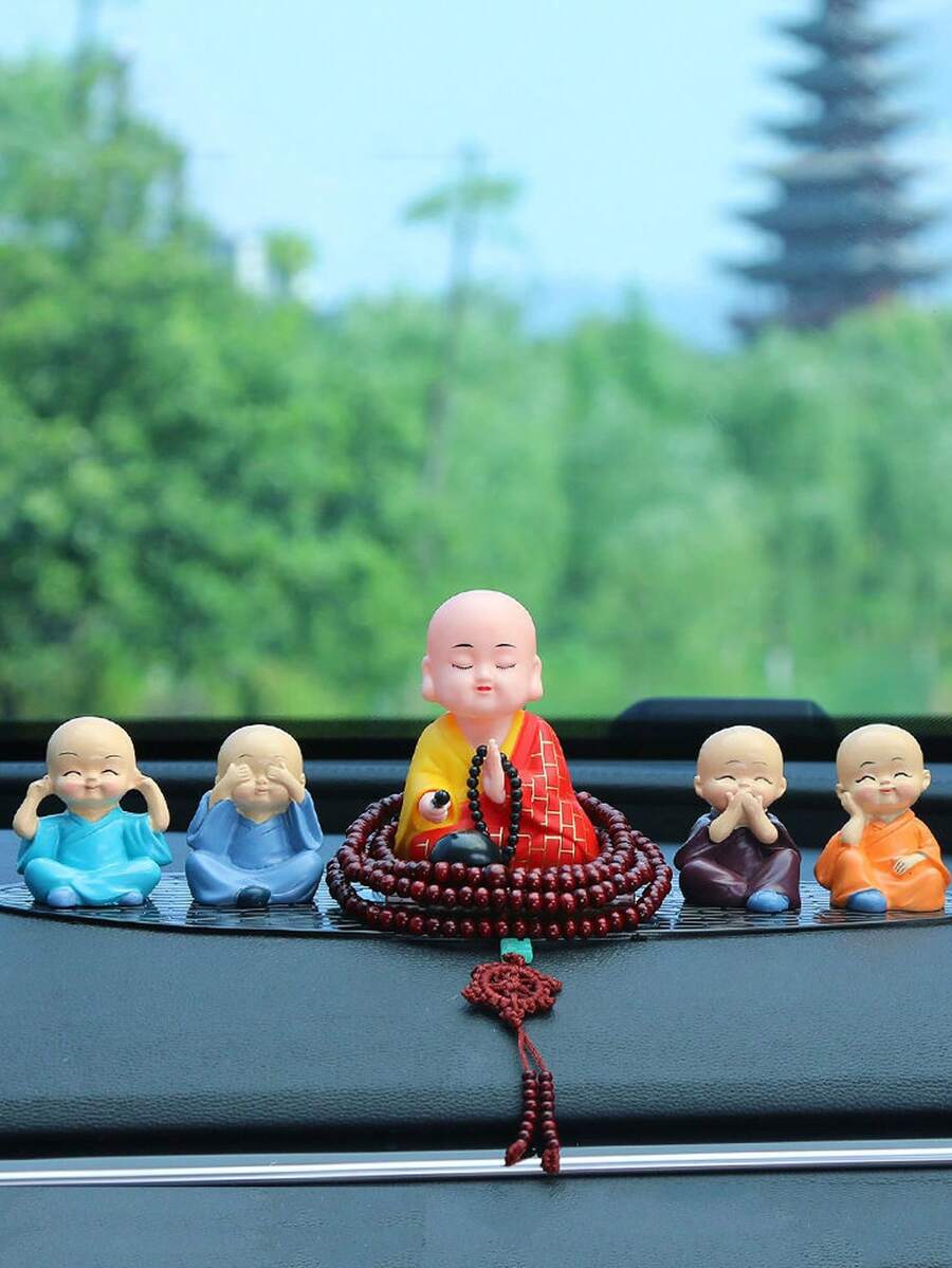 一套4个彩色盒装佛像摆件，树脂材质，造型为四个不小的禅宗僧侣像，寓意美好，可作汽车装饰、花盆摆件，创意实用，是馈赠亲友、摆件、书桌、卧室、办公室灯饰的理想之选。
