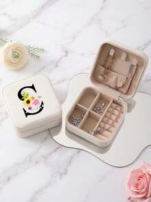 这款粉色字母首饰盒饰有玫瑰、雏菊和向日葵图案，色彩鲜艳，是理想的伴娘礼物。字母从A到Z均有供应。这款旅行收纳包非常适合存放各种旅行用品，例如首饰、耳环、项链等。 - Floral Letter 2 - 查看 66