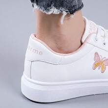 Zapatillas deportivas informales para mujer, en color blanco con un bordado de mariposa, confeccionadas en piel sintética de PU, con diseño de cordones y puntera redondeada, transpirables y cómodas, dotadas de suela antideslizante, ligeras y modernas, con un estilo elegante y contemporáneo, ideales para el día a día y todo tipo de ocasiones informales. - Rosa - Ver 7