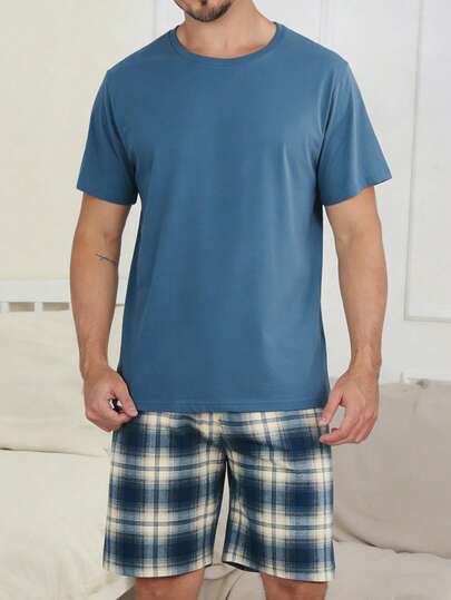 Bộ đồ ngủ nam, áo thun ngắn tay cổ tròn màu trơn và quần short kẻ caro, bộ đồ mặc nhà thoải mái và giản dị cho mùa hè.