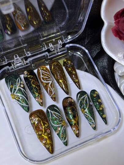 10 móng tay giả acrylic kiểu cổ điển, làm thủ công, có thể tháo rời và tái sử dụng, móng nhọn dài, màu nâu nhạt và bạc, mắt mèo, trang trí kim loại. Móng tay màu bạc và nâu chạm khắc nổi độc đáo, trang trí đá 3D, vẽ tay hình bướm, móng tay giả acrylic phủ toàn bộ, họa tiết rắn và mắt vẽ tay, dành cho phụ nữ và bé gái sử dụng hàng ngày, kèm 1 miếng đệm gel và 1 dũa móng.