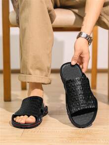 Chinelo masculino de verão, moderno e personalizado com textura de crocodilo, sola macia, confortável e casual para uso externo. - Preto - Ver 3
