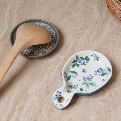 1 cái giá đỡ muỗng bằng gốm hình quả việt quất, khay đựng muỗng và dĩa kiểu Bắc Âu họa tiết hoa cúc, thích hợp cho muỗng canh và muỗng cán dài, giá đỡ muỗng chống vỡ, lý tưởng cho nhà bếp và giá đựng dao kéo, dùng để đựng muỗng canh và dụng cụ nhà bếp, dao kéo và dụng cụ nhà bếp, khay đựng muỗng, dao và dĩa trên bàn ăn, ý tưởng quà tặng, trang trí lễ hội.