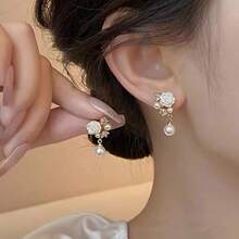 Um Par de Brincos de Borla com Pérolas e Diamantes Brancos Florais, Elegantes e Delicados, Adequados para Noivas Usarem em Casamentos e Festas - flores - Visão 6