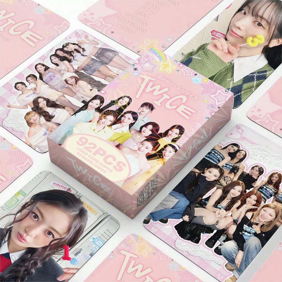 92件組 K-Pop TWICE 周邊套裝,包含娜璉、定延、Momo、Sana、志效、Mina、多賢、彩瑛和子瑜的團體照片。風格涵蓋清新女學生造型到休閒甜美氛圍,完美捕捉 TWICE 標誌性的活力能量。 - 彩色 - 查看 1