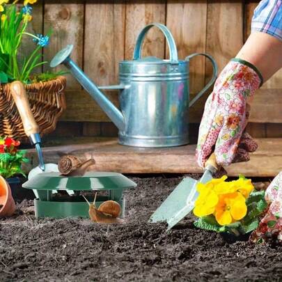 2 Sets - Kit de trampa para caracoles (Caja trampa + Tapa), Control de plagas de mariposas, babosas y jardín de alta calidad, Diseño de plástico reutilizable sin electricidad, Adecuado para patio, jardín, granja y huerto | Apariencia natural | Trampa de plagas para exteriores