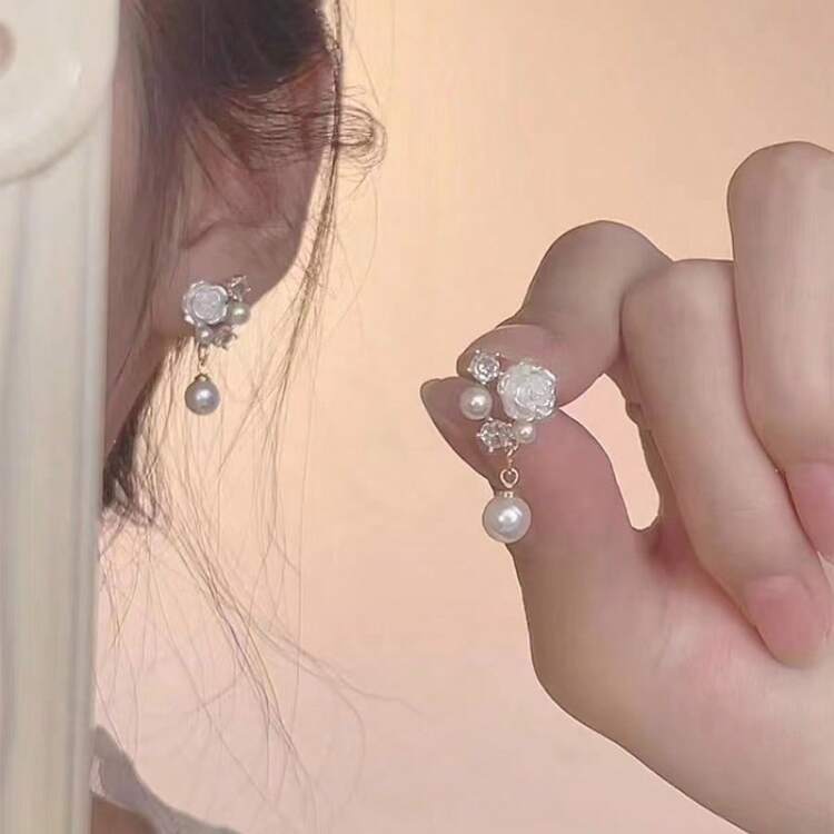 一对温柔优雅的白色花朵珍珠钻石镶嵌流苏耳环，适合新娘在婚礼和派对上佩戴。 - 花朵 - 查看 2