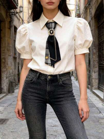 2 chiếc cà vạt thắt sẵn thanh lịch dành cho nữ, họa tiết kẻ caro đen với dây xích và nơ ngọc trai viền vàng, phụ kiện cổ áo mang phong cách cổ điển phù hợp cho trường học, công sở và các dịp trang trọng.