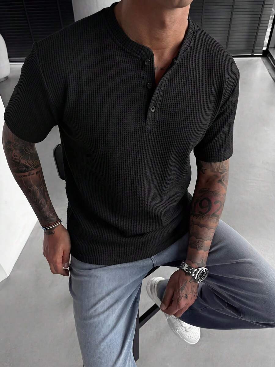GRDR Camiseta casual de verano para hombre con cuello henley, manga corta y textura de gofre, minimalista en color negro - Negro - Ver 1