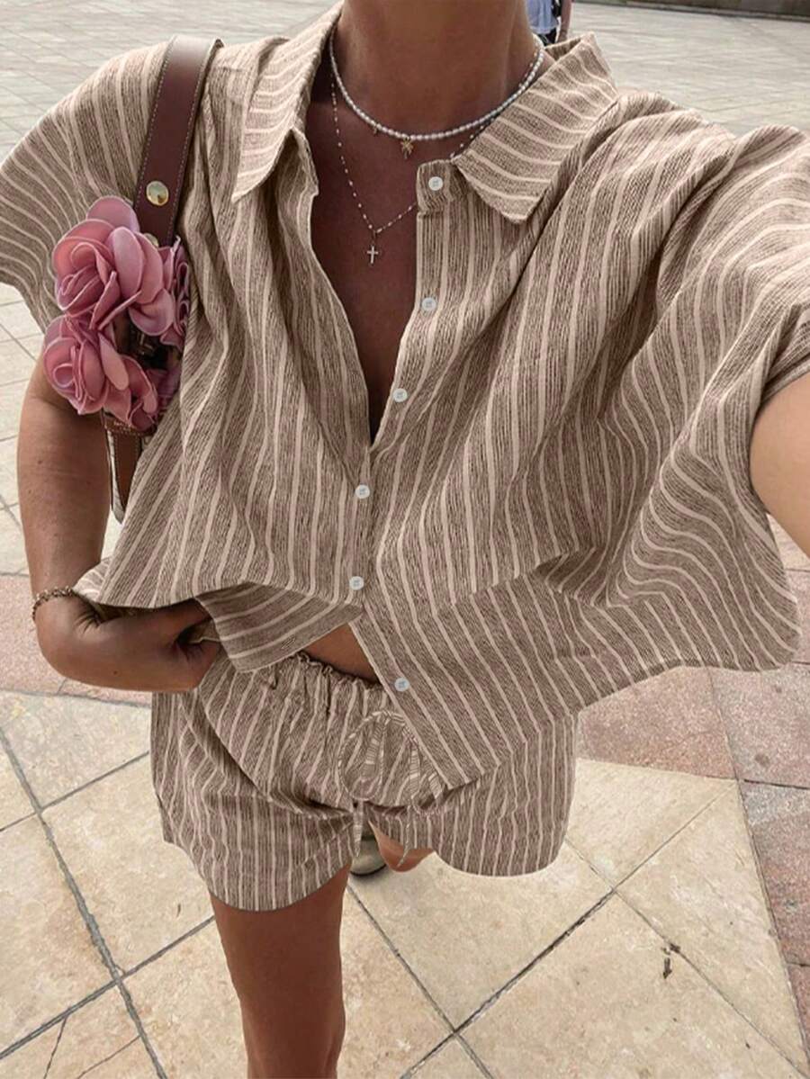 Bộ đồ 2 mảnh mùa hè thoải mái, in sọc, gồm áo và quần short, của Ms. VIVINA, trang phục thường ngày cho nữ, trang phục đi nghỉ mát, đồ mặc nhà. Bộ đồ ngủ và đồ ngoài trời 2 trong 1 cho nữ, bộ đồ vải in họa tiết quả mơ cho nữ.