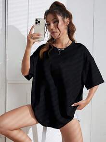 女款休閒居家服，寬鬆版型。你說「番茄」，我們說「番茄」——讓我們暫且擱置這個問題，一起探索品嚐這款多汁、陽光熟成水果的美味方式。番茄印花短袖T恤，休閒居家服，非常適合夏季穿著。 - 黑色 - 查看 4