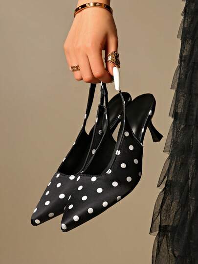 Giày sandal cao gót mũi nhọn bằng satin thanh lịch với điểm nhấn nơ, phù hợp cho các dịp trang trọng, tiệc tùng, đám cưới, sự kiện ngoài trời. Có các màu trơn: đỏ, đen, trắng. Dễ dàng phối với váy và áo liền quần.