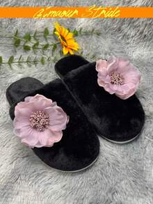 女士黑色闭趾仿兔毛拖鞋，饰有紫色花朵，舒适平底室内拖鞋 - 黑紫色 - 查看 4