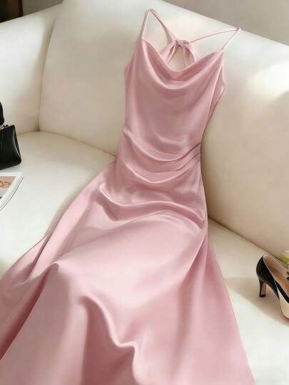 Đầm dạ hội đuôi cá dây mảnh màu trắng satin, đầm dự tiệc mùa hè lãng mạn tối giản với cổ khoét sâu, kiểu dáng thanh lịch, hở vai.