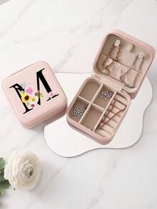 这款粉色字母首饰盒饰有玫瑰、雏菊和向日葵图案，色彩鲜艳，是理想的伴娘礼物。字母从A到Z均有供应。这款旅行收纳包非常适合存放各种旅行用品，例如首饰、耳环、项链等。 - Floral Letter 2 - 查看 42