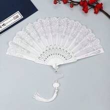 1 chiếc quạt cầm tay nữ màu trắng có tua rua, họa tiết hoa nổi, quạt gấp thời trang, vật dụng cần thiết khi cắm trại và du lịch. - trắng - Xem 2