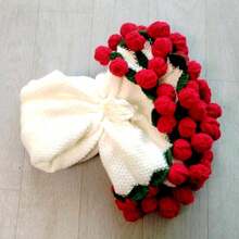 1件优雅玫瑰花卉图案毛毯 - 柔软针织质地，带衬里，粉红/红色花束设计，可机洗，室内/室外两用披肩/毯子，适合露营、野餐、家居装饰 - 送给女性的奢华礼物，情人节、乔迁之喜的完美之选 - 舒适的玫瑰花瓣针织毯，用途广泛，可用于花园装饰和野餐 - 彩色 - 查看 12