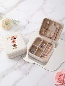 1个花卉图案和鲜艳色彩的首饰盒，是生日和节日的理想礼物。这款粉色字母首饰盒包含从A到Z的每个字母。1个便携式迷你旅行收纳盒，适合存放项链、耳环和首饰——是送给女士的完美礼物，尤其适合情人节。 - Floral Letter 1 - 查看 16