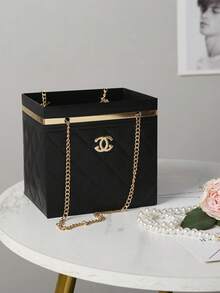 Hộp quà hoa có tay cầm dạng dây xích cho Ngày Valentine, hộp đựng bó hoa 3D có thể gập lại, hộp quà tặng thủ công và quà lưu niệm. Được làm từ bìa cứng dày và dây xích kim loại, chắc chắn, chống thấm nước và chống biến dạng. Thích hợp cho hoa tươi, hoa khô, quà tặng thủ công cho đám cưới, sinh nhật, Ngày của Mẹ, Ngày Valentine và các dịp khác. Cũng lý tưởng để trưng bày trong cửa hàng hoa. Làm cho các tác phẩm nghệ thuật hoa trở nên thanh lịch và thời trang hơn, vật liệu đóng gói hoàn hảo cho các cửa hàng hoa, cửa hàng quà tặng và những người đam mê tự làm. - Nhiều màu - Xem 11