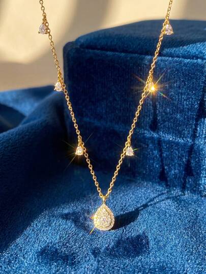 1件简约优雅的925纯银水滴流苏项链，适合女性佩戴，可作礼物，百搭各种服饰，也是约会和派对的完美配饰。