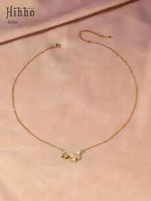 Hihho 一条镶嵌闪亮锆石的金色蝴蝶项链，一半由光泽柔和的珍珠母贝制成，一半镶满钻石，设计优雅灵动，是一款百搭的锁骨链，为您的整体造型增添一抹精致。 - 蝴蝶 - 查看 4