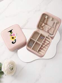 这款粉色字母首饰盒饰有玫瑰、雏菊和向日葵图案，色彩鲜艳，是理想的伴娘礼物。字母从A到Z均有供应。这款旅行收纳包非常适合存放各种旅行用品，例如首饰、耳环、项链等。 - Floral Letter 2 - 查看 60