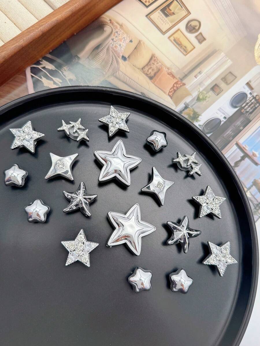 18个银色3D星形镂空花朵鞋夹，DIY装饰，多功能鞋饰，适用于女士凉鞋、拖鞋、沙滩包，适合作为节日和生日派对礼物 - 銀色 - 查看 1