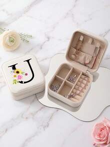 这款粉色字母首饰盒饰有玫瑰、雏菊和向日葵图案，色彩鲜艳，是理想的伴娘礼物。字母从A到Z均有供应。这款旅行收纳包非常适合存放各种旅行用品，例如首饰、耳环、项链等。 - Floral Letter 2 - 查看 33