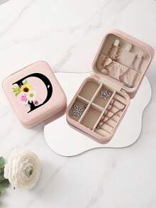 这款粉色字母首饰盒饰有玫瑰、雏菊和向日葵图案，色彩鲜艳，是理想的伴娘礼物。字母从A到Z均有供应。这款旅行收纳包非常适合存放各种旅行用品，例如首饰、耳环、项链等。 - Floral Letter 2 - 查看 26