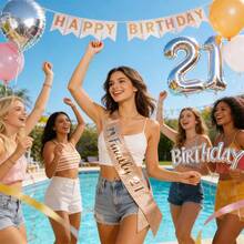 1 chiếc khăn choàng sinh nhật "Cuối cùng cũng tròn 21 tuổi", được làm từ chất liệu vải cao cấp, mềm mại, kiểu dáng cổ điển sang trọng, nền màu be với họa tiết dập nổi "Cuối cùng cũng tròn 21 tuổi", hình dáng khăn choàng dài chéo, giúp tăng thêm không khí trang trọng cho buổi lễ sinh nhật lần thứ 21, phù hợp cho các bữa tiệc sinh nhật, tụ họp bạn gái, lễ trưởng thành và các dịp khác. - dây đeo vai - Xem 2