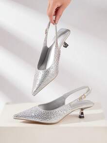 Sandalias de tacón de gatito con punta puntiaguda y adorno de rhinestones para mujer, de material brillante, elegantes y de moda para fiestas y uso formal - Plateado - Ver 3