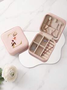 1个花卉图案和鲜艳色彩的首饰盒，是生日和节日的理想礼物。这款粉色字母首饰盒包含从A到Z的每个字母。1个便携式迷你旅行收纳盒，适合存放项链、耳环和首饰——是送给女士的完美礼物，尤其适合情人节。 - Floral Letter 1 - 查看 27