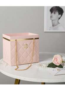 Hộp quà hoa có tay cầm dạng dây xích cho Ngày Valentine, hộp đựng bó hoa 3D có thể gập lại, hộp quà tặng thủ công và quà lưu niệm. Được làm từ bìa cứng dày và dây xích kim loại, chắc chắn, chống thấm nước và chống biến dạng. Thích hợp cho hoa tươi, hoa khô, quà tặng thủ công cho đám cưới, sinh nhật, Ngày của Mẹ, Ngày Valentine và các dịp khác. Cũng lý tưởng để trưng bày trong cửa hàng hoa. Làm cho các tác phẩm nghệ thuật hoa trở nên thanh lịch và thời trang hơn, vật liệu đóng gói hoàn hảo cho các cửa hàng hoa, cửa hàng quà tặng và những người đam mê tự làm. - Nhiều màu - Xem 14