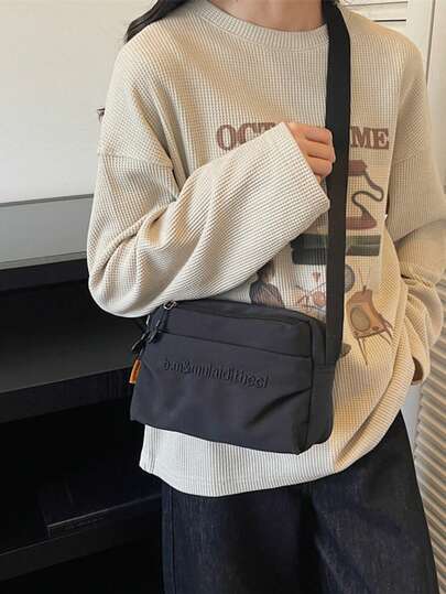 1个女士尼龙方形单肩包，配有可调节肩带，防刮耐磨，可装护照、现金、身份证、信用卡等，轻便易携，适合购物、通勤、工作、约会、日常旅行等场合，时尚纯色字母图案