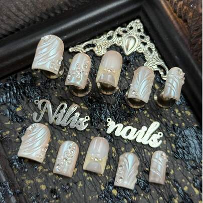 Bộ 10 móng giả acrylic ngắn vuông, phủ kín toàn bộ, màu mơ, nhuộm tie-dye trắng & mơ, vẽ tay họa tiết gợn sóng nước 3D trong suốt, kim cương 3D trong suốt, ngọc trai trắng và hạt tròn nhỏ màu bạc cùng các phụ kiện móng khác, phong cách ngọc trai cao cấp và tinh tế.