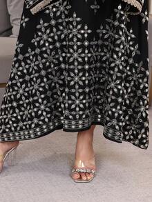 优雅的阿拉伯刺绣连衣裙，饰以银色珠绣，V领开衩设计，长袖，时尚奢华，适合春夏穿着。 - 黑色 - 查看 9