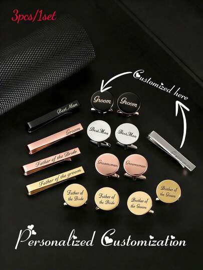 Bộ khuy măng sét và kẹp cà vạt được thiết kế riêng, in tên, dành cho phù rể/chú rể (bao gồm hai khuy măng sét tròn và một kẹp cà vạt), phù hợp với trang phục cưới của nam giới.