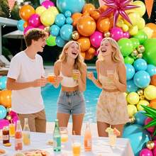 Este set de arco de globos tropical de verano incluye 149 globos de color naranja, rosa brillante, amarillo, azul, verde y dorado, así como globos de papel de aluminio con forma de estrella. Es adecuado para decorar fiestas con temática hawaiana, baby showers, fiestas de revelación de género, despedidas de soltero/soltera, fiestas de disfraces, bautizos y fiestas de cumpleaños. - Ver 5